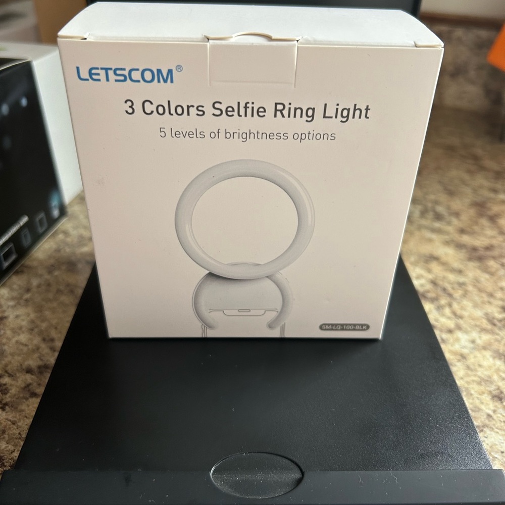 NEW IN‎ BOX Letscom Selfie Ring Light with 3 Colors
